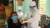 Các đối tượng ưu tiên trong các khu phong tỏa tại TDP Tọ Đơn, phường Quảng Thọ được tiêm vắc xin.