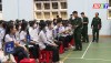 Các chiến sỹ Trường Sĩ quan Lục quân 1 phát tờ rơi cho các em tham khảo về các chỉ tiêu tuyển sinh của Trường