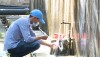 Cán bộ Chi nhánh cấp nước thị xã Ba Đồn thường xuyên lấy mẫu nước để kiểm tra chất lượng, đảm bảo an toàn cho người sử dụng