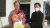 Cao Xuân Đức - UVTV , Trưởng ban Tuyên giáo Thị ủy thăm, tặng quà ông Nguyễn Hữu Nhơn- Bệnh binh, CĐHH, thôn Thượng Thôn, xã Quảng Trung.