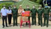 Câu lạc bộ Doanh nhân Cựu chiến binh thị xã đã tặng quà tại chốt kiểm dịch phường Quảng Thọ.