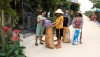 Chi hội phụ nữ thôn Đông Bắc, xã Quảng Thủy đến từng nhà hội viên, người dân trong thôn để thu gom rác thải phế liệu.