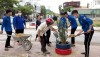 Công trình tái chế lốp ô tô cũ thành bồn hoa thu hút đông đảo đoàn viên, thanh niên phường Ba Đồn tham gia.