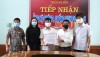 Đại diện lãnh đạo Công ty TNHH-TM Lý Lời trao tặng 1.500 khẩu trang y tế đến đội ngũ y, bác sĩ  Bệnh viện Đa khoa khu vực Bắc Quảng Bình.