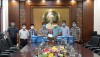 Lãnh đạo UBTX Ba Đồn tiếp nhận 500 bộ quần áo bảo hộ y tế phòng, chống dịch Covid-19 do Công ty TNHH Thương mại dịch vụ Hằng Dương trao tặng.