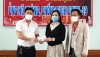 Đại diện CLB Doanh nhân trẻ thị xã Ba Đồn và Công ty TNHH Công nghệ Đức Phát WINDOW trao quà hỗ trợ.