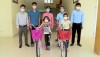 02 em học sinh có hoàn cảnh khó khăn tại trường Tiểu học Quảng Sơn được hỗ trợ xe đạp.
