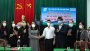 Đại diện Công ty cổ phần Đầu tư xử lý nước sạch AQUA Việt Nam trao tặng 01 máy lọc nước và 1 000 khẩu trang y tế cho Hội Liên hiệp Phụ nữ thị xã Ba Đồn