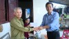 Đồng chí Đinh Thiếu Sơn- Phó chủ tịch UBND thị xã Ba Đồn thăm và tặng quà các đối tượng quân nhân.