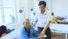 Đồng chí Đinh Thiếu Sơn, ThUV, PCT UBND thị xã trao quà cho bệnh nhân tại bệnh viện Đa khoa Bắc Quảng Bình nhân dịp Tết Nguyên đán 2019.