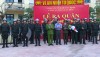 Đồng chí Đoàn Minh Thọ- PBT Thị ủy, Chủ tịch UBND thị xã tặng hoa chúc mừng tại Lễ ra quân huấn luyện nghiệp vụ CSCĐ