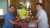 Đồng chí Đoàn Minh Thọ- PBT thị ủy, Chủ tịch UBND thị xã tặng hoa chúc mừng Linh mục Nguyễn Văn Hữu và bà con giáo xứ Văn Phú.