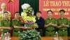 Đồng chí Chủ tịch UBND thị xã Ba Đồn tặng hoa chúc mừng lực lượng Công an thị xã Ba Đồn.