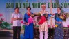 Đồng chí Mai Tất Thắng- ThUV, PCT UBND Thị xã tặng hoa chúc mừng các đoàn nghệ thuật