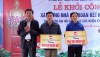 Đồng chí Chủ tịch UBMT Tổ quốc Việt Nam thị xã Ba Đồn trao hỗ trợ xây dựng nhà đại đoàn kết cho các hộ nghèo.