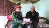 Đồng chí Phạm Ngọc Ninh- Thượng tá, Chính trị viên BCHQS thị xã Ba Đồn thăm và tặng quà cho các đối tượng quân nhân.