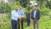 Đồng chí Phạm Quang Long-Phó Bí thư thị ủy-Chủ tịch UBND thị xã thăm tình hình sản xuất ở một số địa phương.