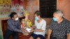 Đồng chí Nguyễn An Bình- UVTV Thị ủy, Chủ tịch UBMTTQVN thị xã thăm, tặng quà gia đình ông Nguyễn Minh Triện – Bệnh binh, thôn Cao Cựu.