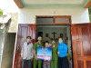 Đoàn Thanh niên Công an thị xã Ba Đồn thực hiện mô hình “Em nuôi của Đoàn” tặng cho em Trương Quang Vinh tại TDP Nhân Thọ, phường Quảng Thọ