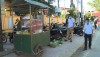 Đội Quy tắc đô thị thị xã kiểm tra, xử lý các trường hợp lấn chiếm vỉa hè để kinh doanh, buôn bán trên địa bàn thị xã Ba Đồn.