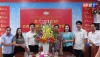 Đồng chí Bí thư Thị ủy Ba Đồn tặng hoa chúc mừng Ngày truyền thống Mặt trận Tổ quốc Việt Nam.