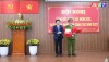 Đồng chí Bí thư Thị ủy Ba Đồn Trương An Ninh tặng Bằng khen của UBND tỉnh cho tập thể Công an thị xã