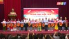 Đồng chí Bí thư Thị ủy Ba Đồn Trương An Ninh và đồng chí Chủ tịch UBND thị xã Đoàn Minh Thọ tặng cờ lưu niệm và hoa cho các đội thi.