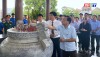 Đồng chí Bí thư Thị ủy Ba Đồn và lãnh đạo thị xã dâng hương tại Nhà bia tưởng niệm các Anh hùng liệt sĩ thị xã.