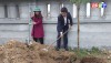 Đồng chí Bí thư Thị ủy trồng cây tại khuôn viên nghĩa trang Liệt sỹ xã Quảng Tân.