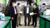 Đồng chí Cao Xuân Đức- UVTV, Trưởng ban Tuyên Giáo Thị ủy Ba Đồn kiểm tra việc triển khai sử dụng khai báo y tế điện tử, quản lý thông tin người vào ra bằng mã QR và ứng dụng PC Covid tại siêu Thái Hậu
