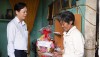 Đồng chí Cao Xuân Đức- UVTV Thị ủy, Trưởng Ban tuyên giáo Thị uỷ Thăm và tặng quà tết Thương binh Đinh Thị Hè, ở thôn Nam Minh Lệ, xã Quảng Minh.