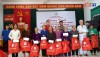 Đồng chí Chủ tịch UBMTQVN thị xã Ba Đồn và đồng chí Chủ tịch Hội Chữ thập đỏ quận Tây Hồ trao quà cho các hộ gia đình.