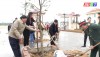 Đồng chí Chủ tịch UBND thị xã trồng cây tại khuôn viên Nghĩa trang Liệt sỹ phường Quảng Phúc.