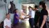 Đồng chí Chủ tịch UBND thị xã Đoàn Minh Thọ thăm hỏi, tặng quà cho bà Phạm Thị Hải Quế  (TDP Dinh, phường Quảng Thuận)