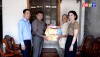 Đồng chí Chủ tịch UBND thị xã Đoàn Minh Thọ thăm và tặng quà bệnh binh Hoàng Đình Sòng.