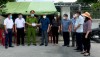 Đồng chí Chủ tịch UBND thị xã và đoàn công tác trao hỗ trợ cho các chốt kiểm dịch Y tế phòng, chống dịch Covid-19 tại đường liên huyện (đường Nguyễn Hàm Ninh) giáp Quảng Phương