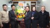 Đồng chí Đinh Thiếu Sơn- UVTV, Trưởng Ban Dân vận Thị uỷ tặng hoa chúc mừng Giáng sinh năm 2020 tại Giáo xứ Văn Phú.