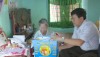 Đồng chí Đoàn Minh Thọ- Phó bí thư Thị ủy, Chủ tịch UBND thị xã Ba Đồn thăm, tặng quà gia đình chính sách