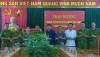 Đồng chí Đoàn Minh Thọ- Phó bí thư thị ủy, Chủ tịch UBND thị xã trao thưởng thành tích xuất sắc chuyên án ma túy M26 cho lực lượng Công an thị xã Ba Đồn.