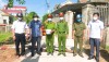 Đồng chí Chủ tịch UBND thị xã thăm, tặng quà chốt kiểm soát phòng chống dịch Covid- 19 tại xã Quảng Lộc.