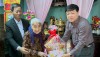 Đồng chí Đoàn Minh Thọ- PBT Thị ủy, Chủ tịch UBND thị xã thăm và tặng quà bà Nguyễn Thị Nậy, Bà mẹ VNAH, khu phố 1, phường Ba Đồn.