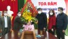Đồng chí Đoàn Minh Thọ, Phó Bí thư Thị ủy, Chủ tịch UBND thị xã thăm, tặng quà các y, bác sỹ Phòng Y tế thị xã.