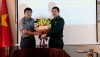 Đồng chí Đoàn Minh Thọ- Phó Bí thư Thị ủy, Chủ tịch UBND thị xã tặng hoa chúc mừng thành tích xuất sắc của cán bộ, chiến sỹ Đồn Biên phòng cửa khẩu Cảng Gianh.