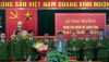 Đồng chí Đoàn Minh Thọ- Phó Bí thư Thị ủy, Chủ tịch UBND thị xã đã tặng hoa, quà thưởng nóng cho Ban chuyên án.