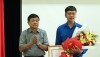 Đồng chí Đoàn Minh Thọ- Phó bí thư Thị ủy- Chủ tịch UBND thị xã tặng giấy khen cho em Nguyễn Tiến Bắc.