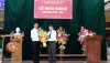 Đồng chí Đoàn Minh Thọ tặng hoa chúc mừng Lễ khai giảng trường THCS Quảng Hòa.