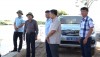 Đồng chí Đoàn Minh Thọ- PBT thị ủy, Chủ tịch UBND thị xã kiểm tra tại tuyến đường giao thông thôn Cồn Nâm.