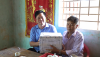 Đồng chí Hoàng Phú Hậu – UVTV, Chủ nhiệm UBKT Thị ủy tặng quà các gia đình chính sách.