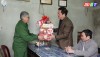 Đồng chí Chủ nhiệm UBKT Thị ủy thăm, tặng quà gia đình ông Nguyễn Hân Hạnh (phường Quảng Phúc)