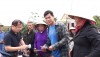 Đồng chí Lê Xuân Sơn- Tổng biên tập Báo Tiền Phong trao quà cho các hộ dân tại 4 thôn cồn bãi tại xã Quảng Minh.